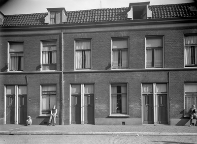 43363 Gezicht op de voorgevels van de huizen Leidschedwarsstraat 9 (rechts) 13 te Utrecht.N.B. De straatnaam ...